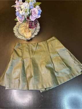 &Merci NWOT Dark Green Pleated Faux Leather‎ Mini Skirt Shorts SKORT Sz L Trendy